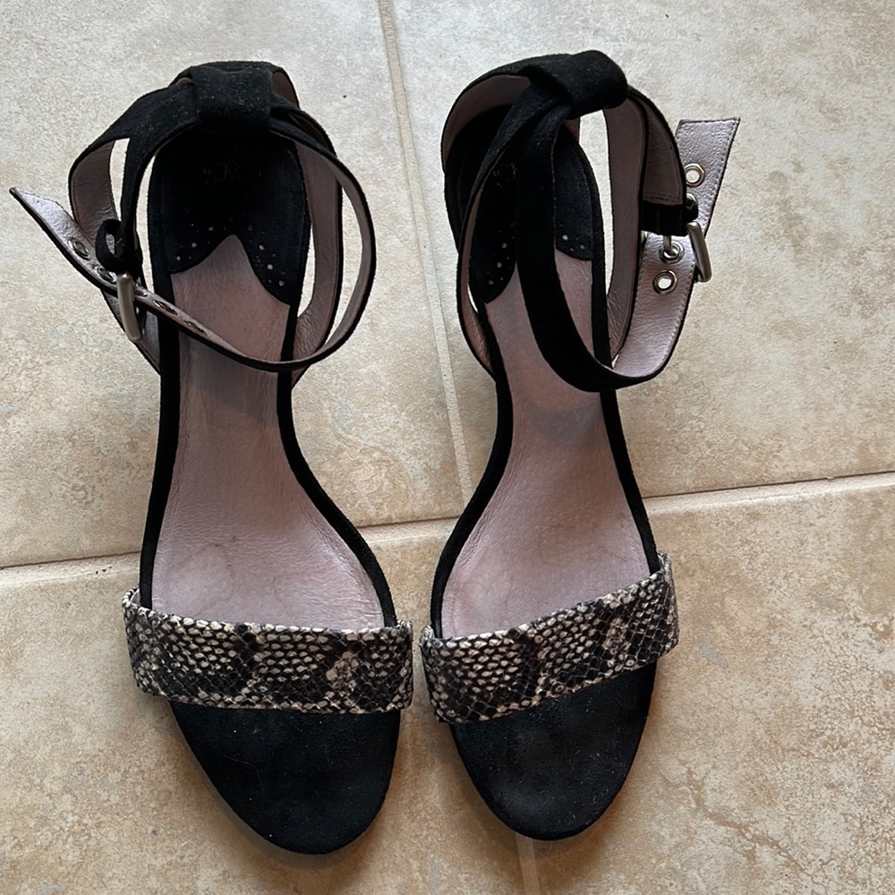 Johnson & Murphy 1850 Faux  Black Snake skin ankle wrap sandals, size 8.5.